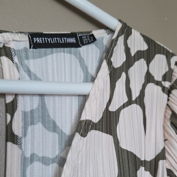 PrettyLittleThing Abstract Print Romper Size 6 - Picture 2 of 4